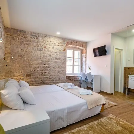 Idassa Atrium בית הארחה 4*