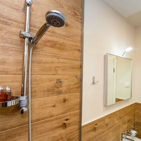 Idassa Atrium בית הארחה 4*