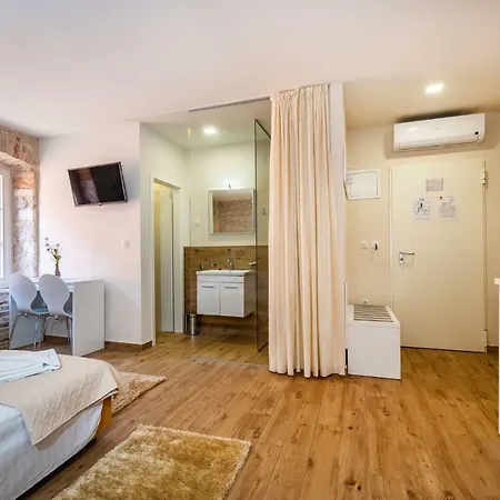 בית הארחה Idassa Atrium זאדאר
